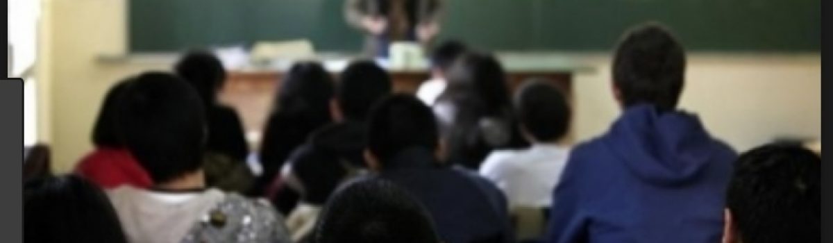 Alumnos de espaldas aula
