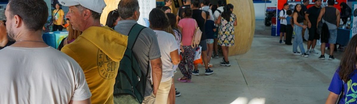 Fila para conocer la obra Nadando se llega al Bosque PH Anibal Farias