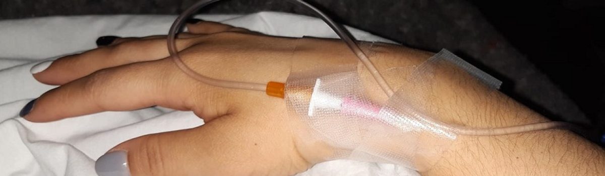Mano con suero