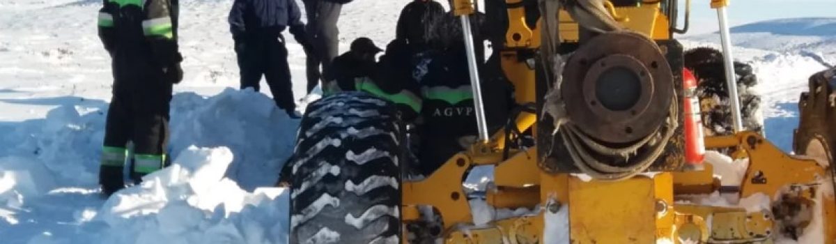 Maquina vial nieve campo personas