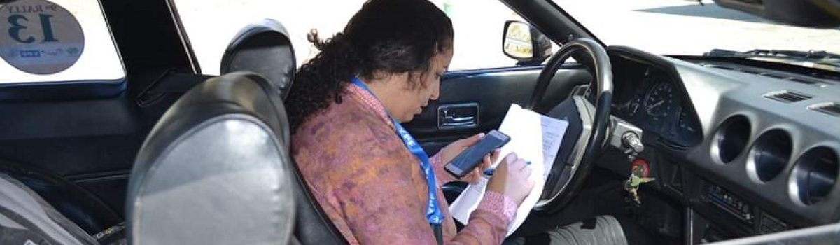 Rally de la mujer adentro auto