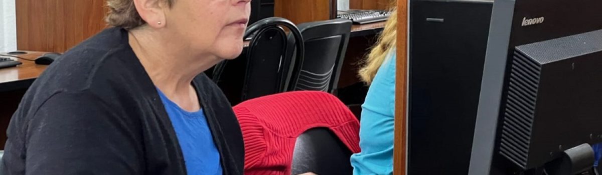 abuela computadora mayor