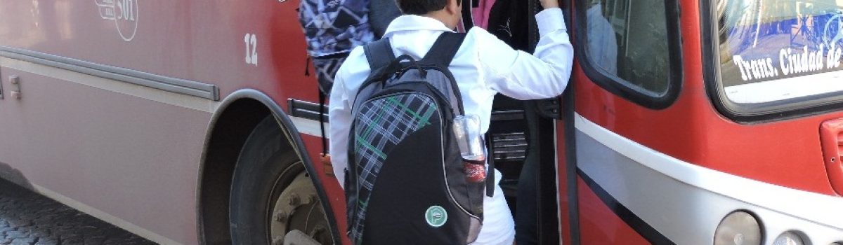 alumnos clases estudiantes en colectivo