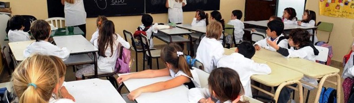 alumnos y maestra en aula