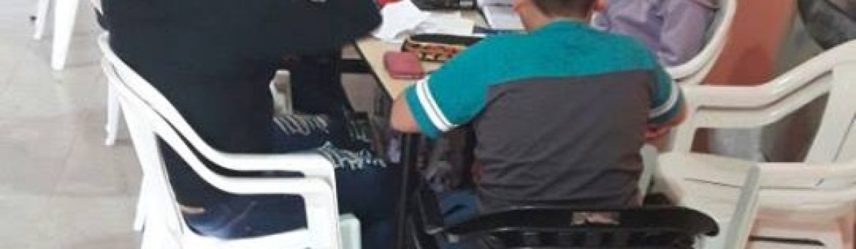 area joven chicos sentad