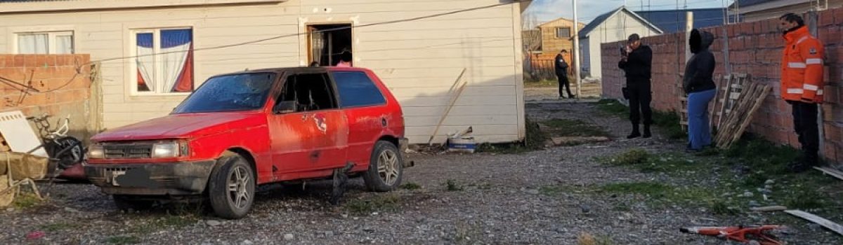 auto incendiado rojo CO