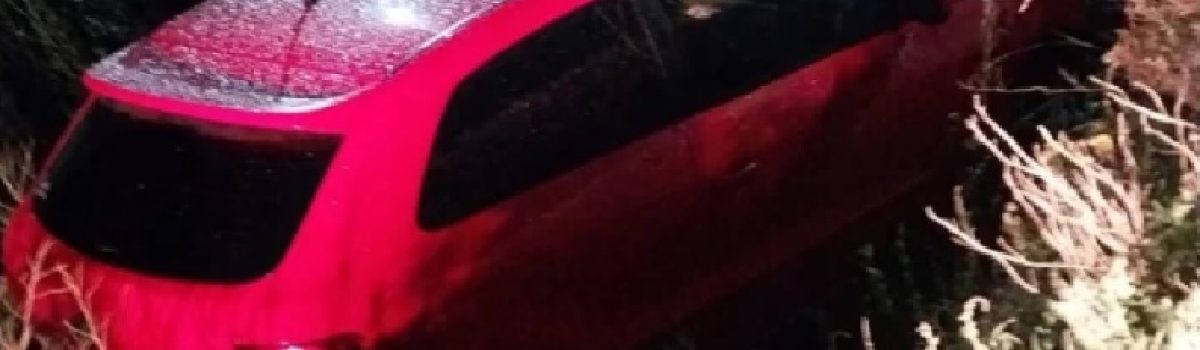 auto rojo volcado en PT