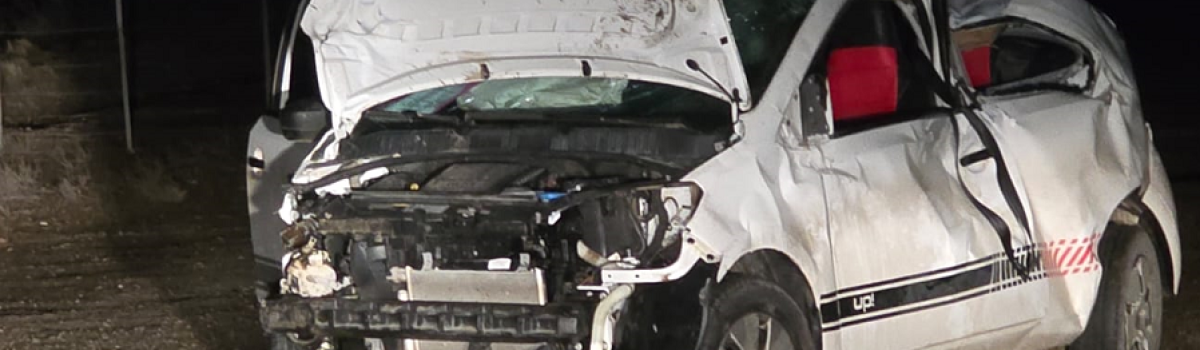 auto volcado trunca mujer