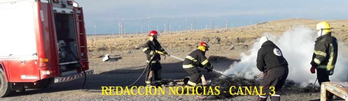 bomberos apagando cubiertas