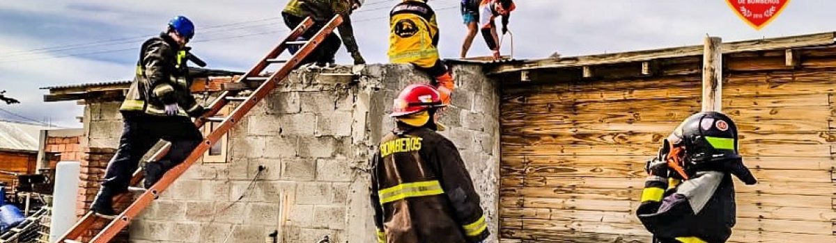 bomberos en techo
