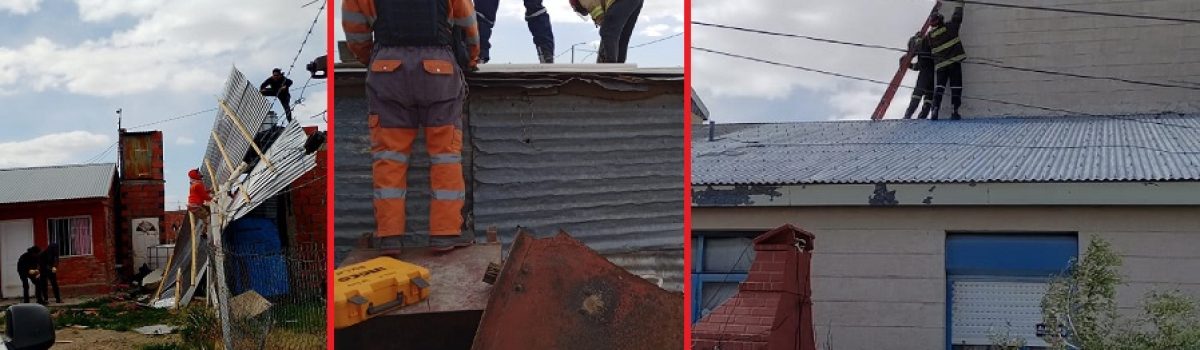 bomberos en techo viento