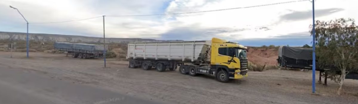 camion en ruta parado