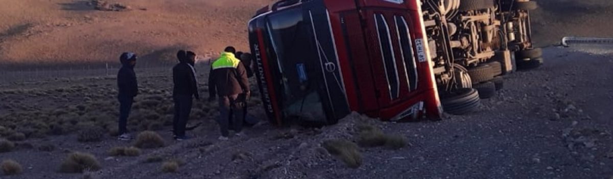 camion volcado ruta 40 PM
