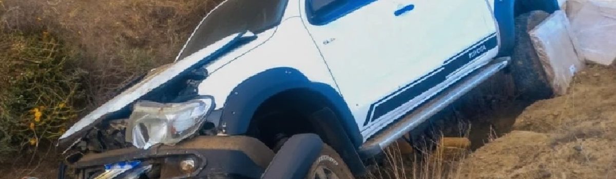 camioneta volcvada CO blnaca