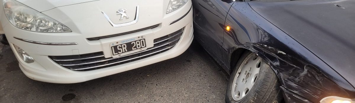choque audi y peugeot blanco