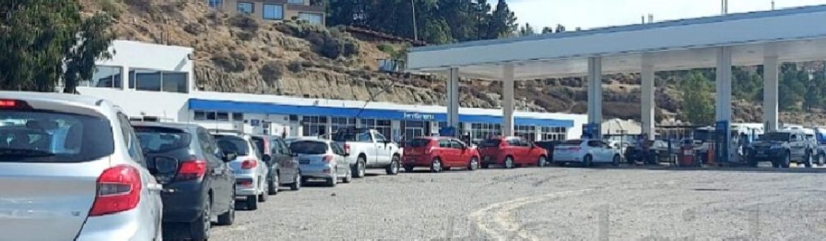 cola de autos estacion de servicio