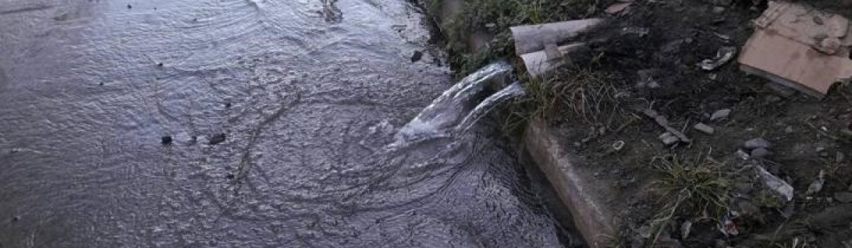 desagotar agua en la calle