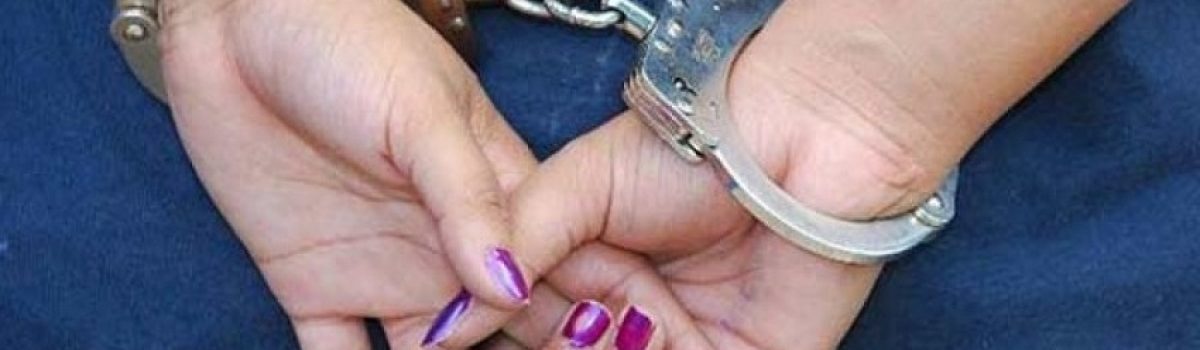 esposas mujer detenida