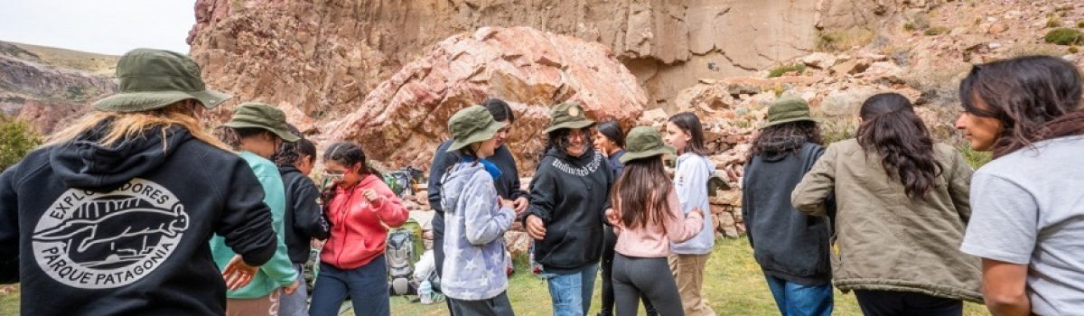 exploradores cuevas manos