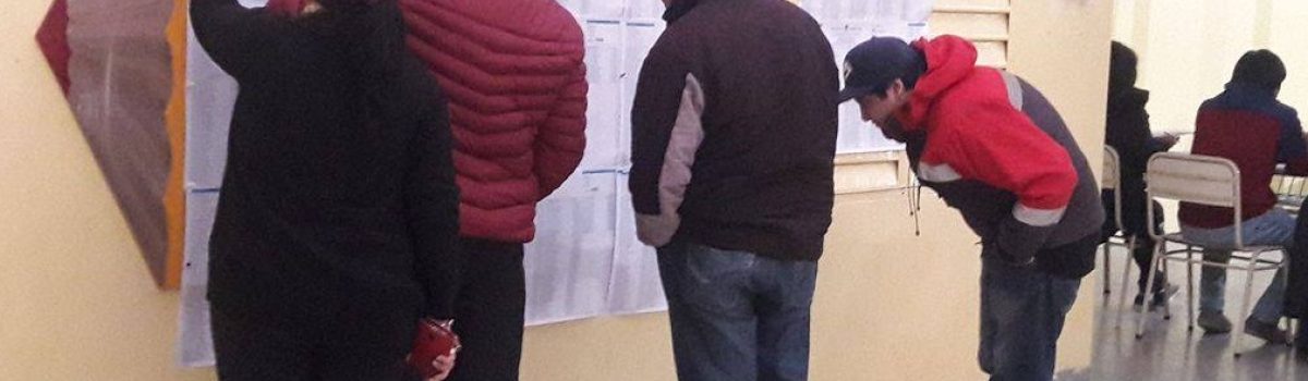 gente votando padron