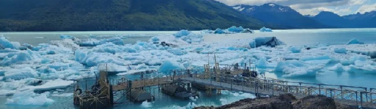 hielo en muelle glaciar