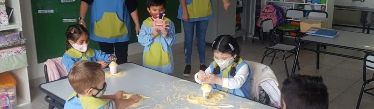 maestros y alumnos con barbijos