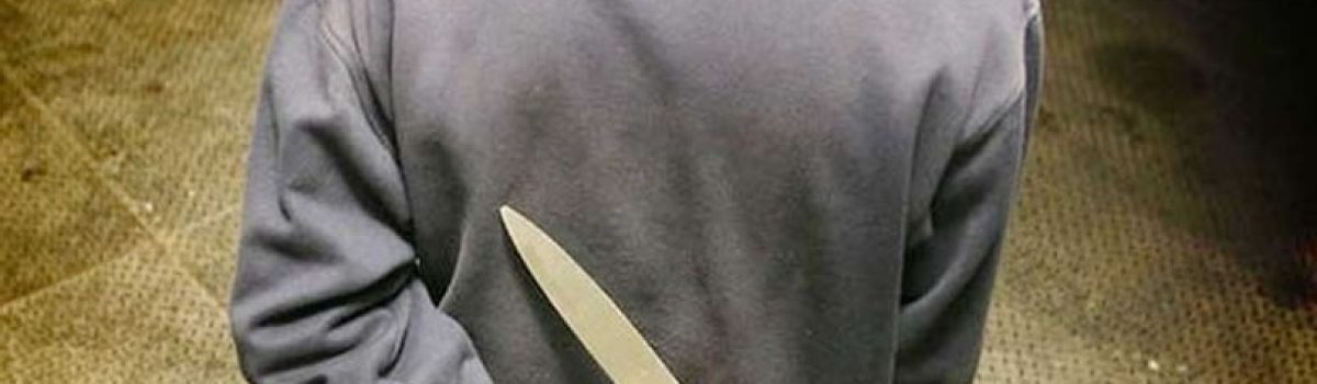 mano cuchillo espalda