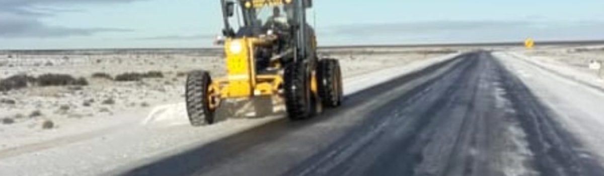 maquina trabajando en ruta nieve