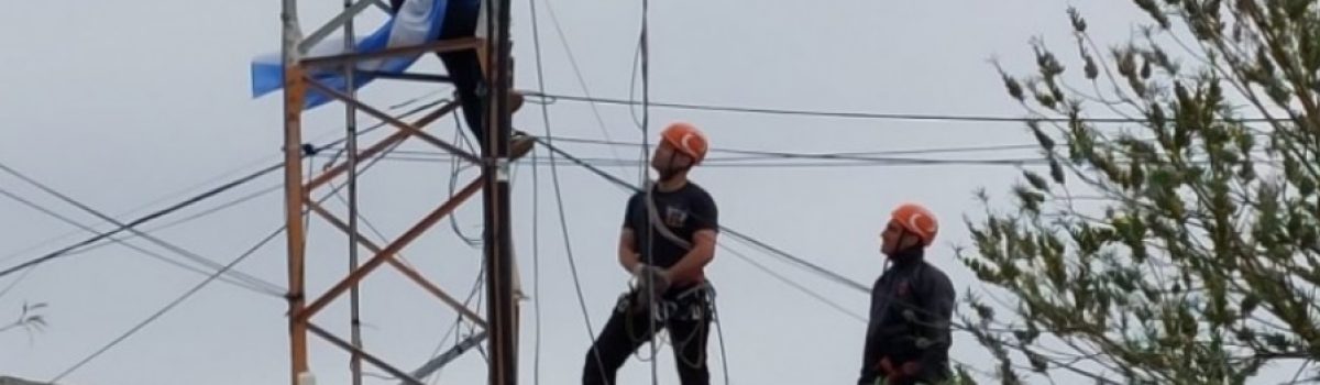 mujer arriba de antena PT