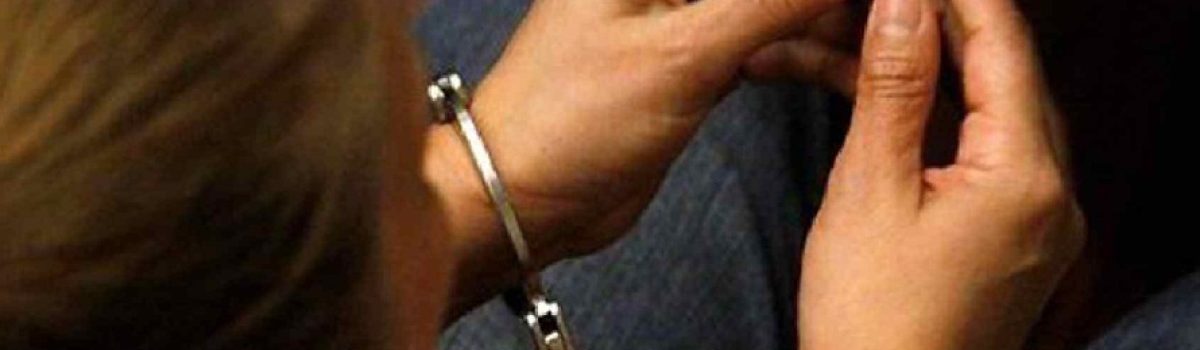 mujer detenida esposas