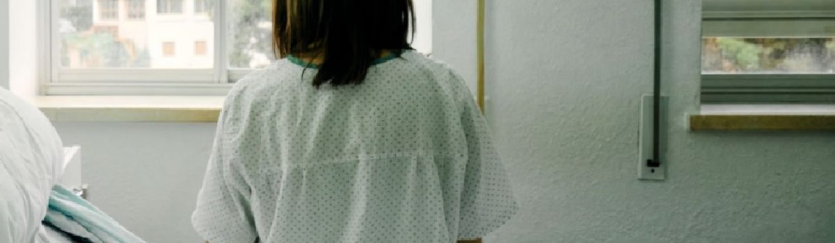 mujer hospitalizada camilla