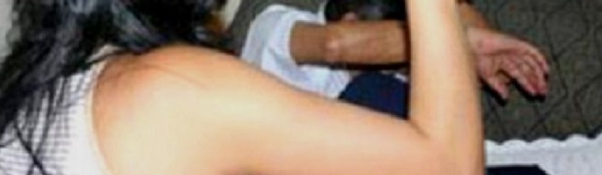 mujer violenta golpea