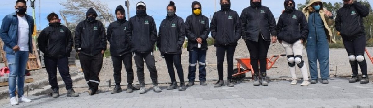 mujeres obras adoquines