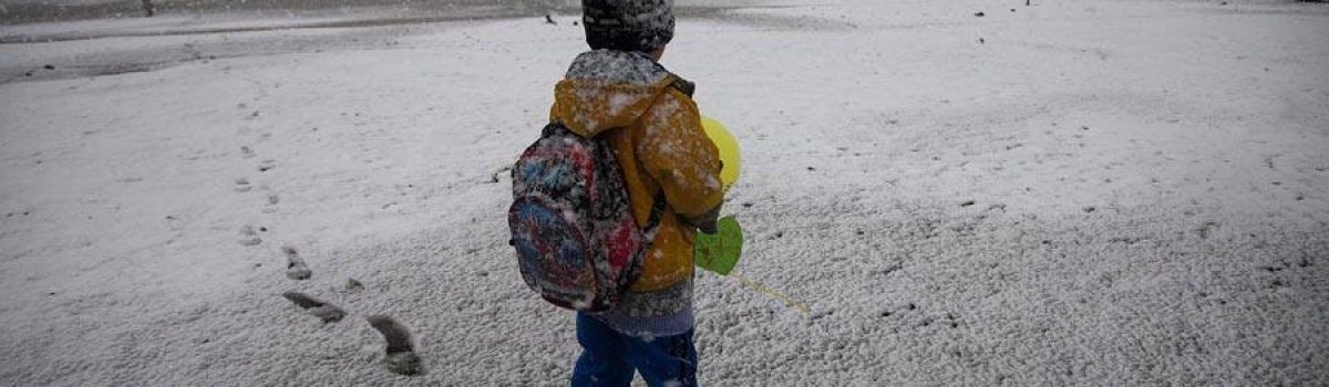nene alumno en la nieve