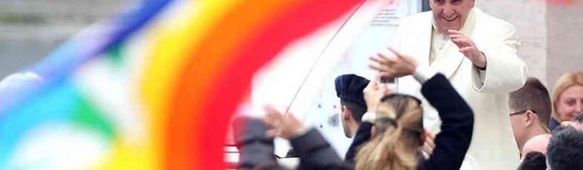 papa francisco con bandera LGBT