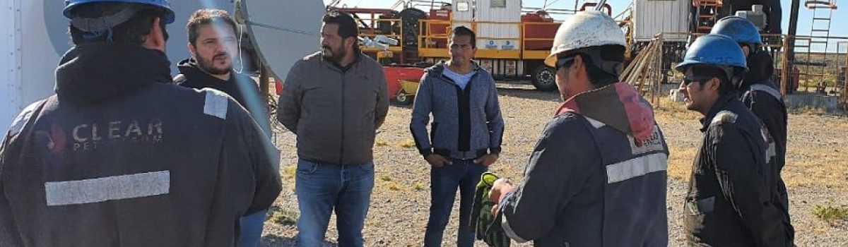 petroleros recorren yacimiento
