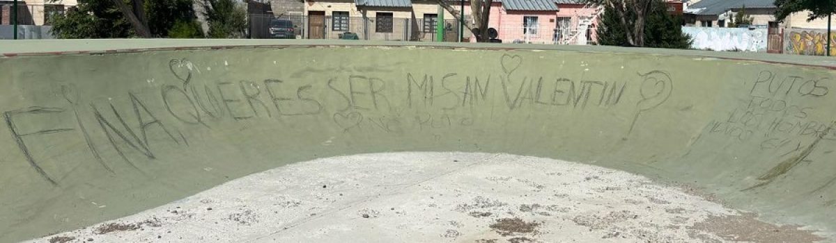 pista de patineta rayada