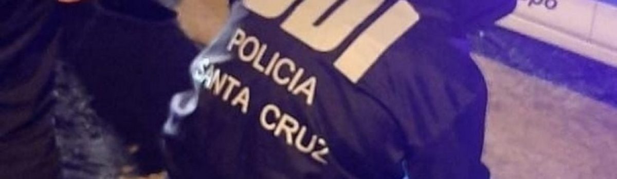 policia agachado