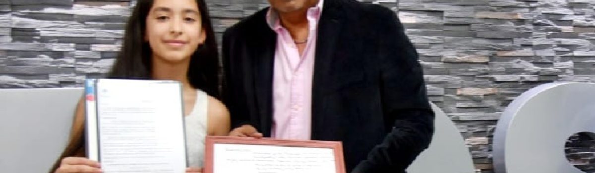 soloaga y escritoria niña