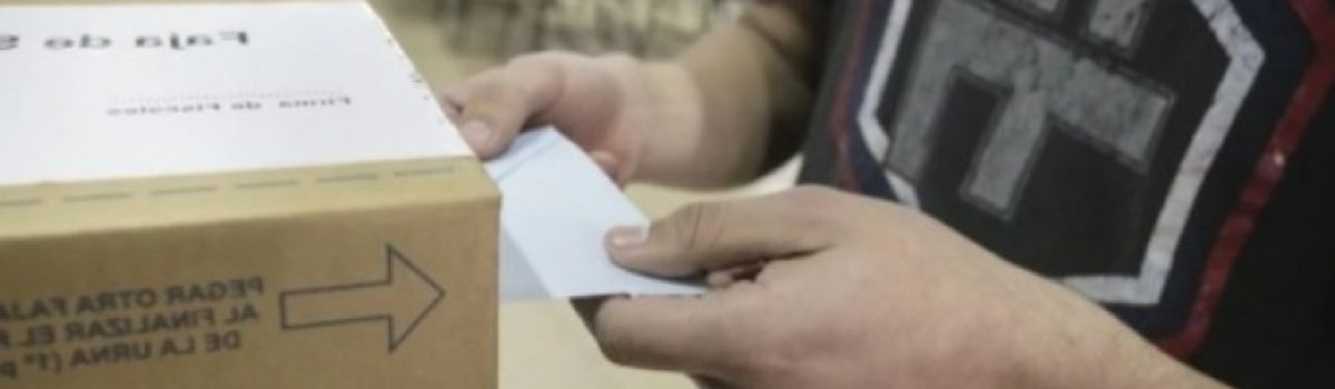 urna voto mano