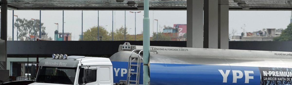 BAS05. BUENOS AIRES (ARGENTINA), 12/04/2012 - Varias personas pasan hoy, jueves 12 de abril de 2012, frente a un camión cisterna de la petrolera YPF, en Buenos Aires. El ministro español de Industria, Energía y Turismo, José Manuel Soria, afirmó hoy que cualquier "gesto de hostilidad" contra empresas de su país será interpretado como un gesto "hacia España" y "trae consigo consecuencias", en una aparente alusión al Gobierno argentino por el conflicto con YPF. Soria no citó en ningún momento al Gobierno argentino, que ha convocado para hoy a los gobernadores de las provincias petroleras para tratar sobre la situación de la compañía YPF, controlada por la española Repsol. EFE/Leo La Valle