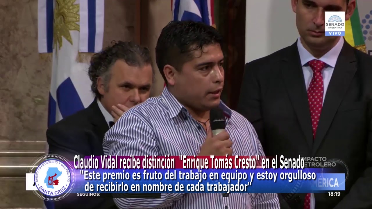 Vidal-recibe-distinción-en-el-Senado