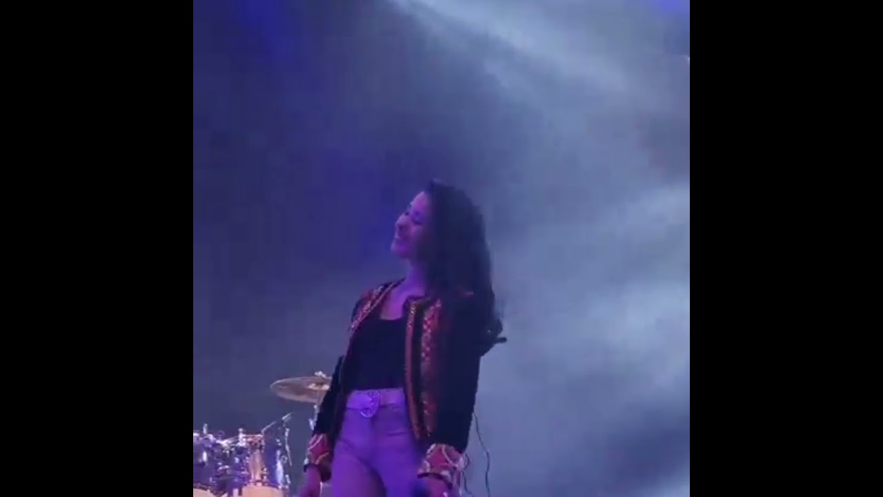 Camila-Garay-canto-con-los-Tekis-ante-25-mil-personas-en-Comodoro-Rivadavia