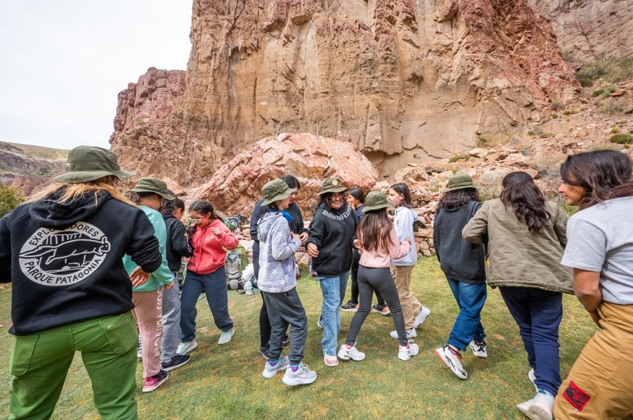 exploradores cuevas manos